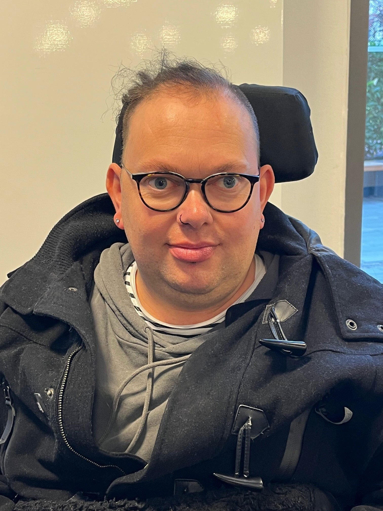 Mann mit dunklen lichten Haaren und Brille