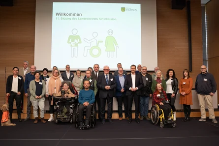 Gruppenbild: Herr Ministerpräsident Micheal Kretschmer und die Mitglieder des Landesbeirats für Inklusion (Gruppen von Menschen)