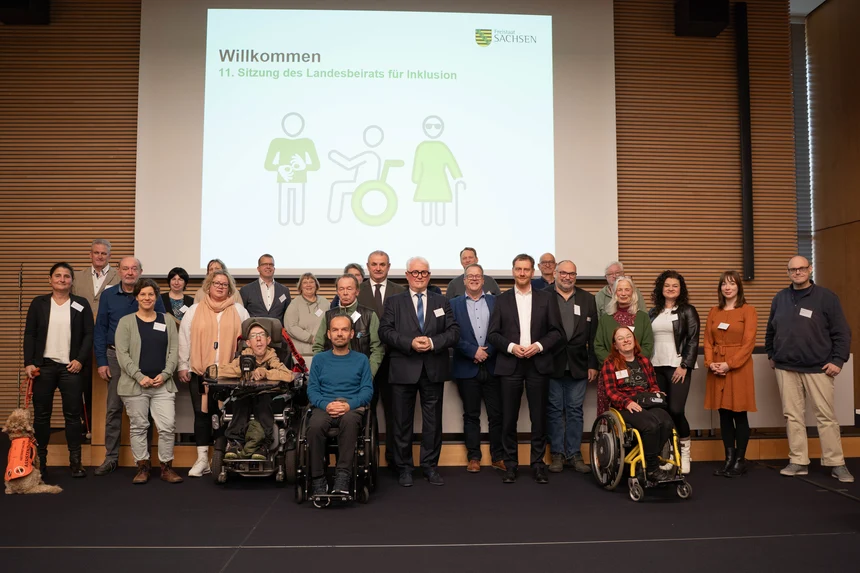 Gruppenbild: Herr Ministerpräsident Micheal Kretschmer und die Mitglieder des Landesbeirats für Inklusion (Gruppen von Menschen)