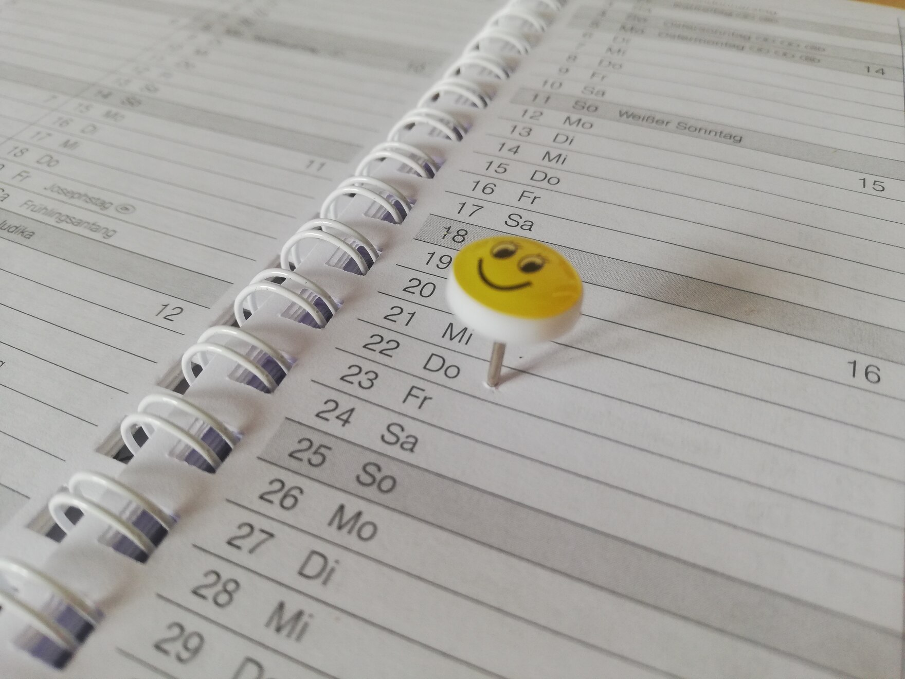 Kalenderausschnitt mit Pin als Smile