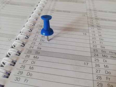 Kalnederauschnitt mit Pinnadel auf Datum